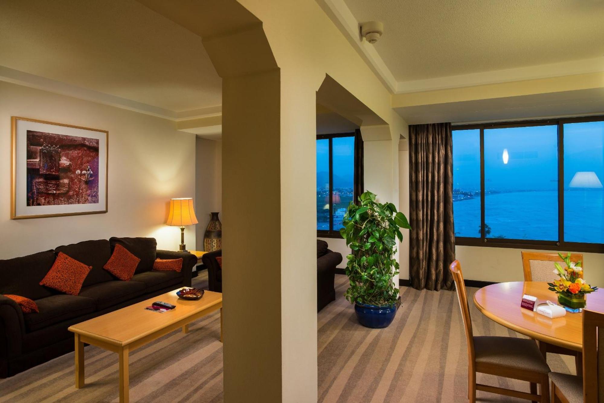 Hotel Crowne Plaza Muscat By Ihg Esterno foto